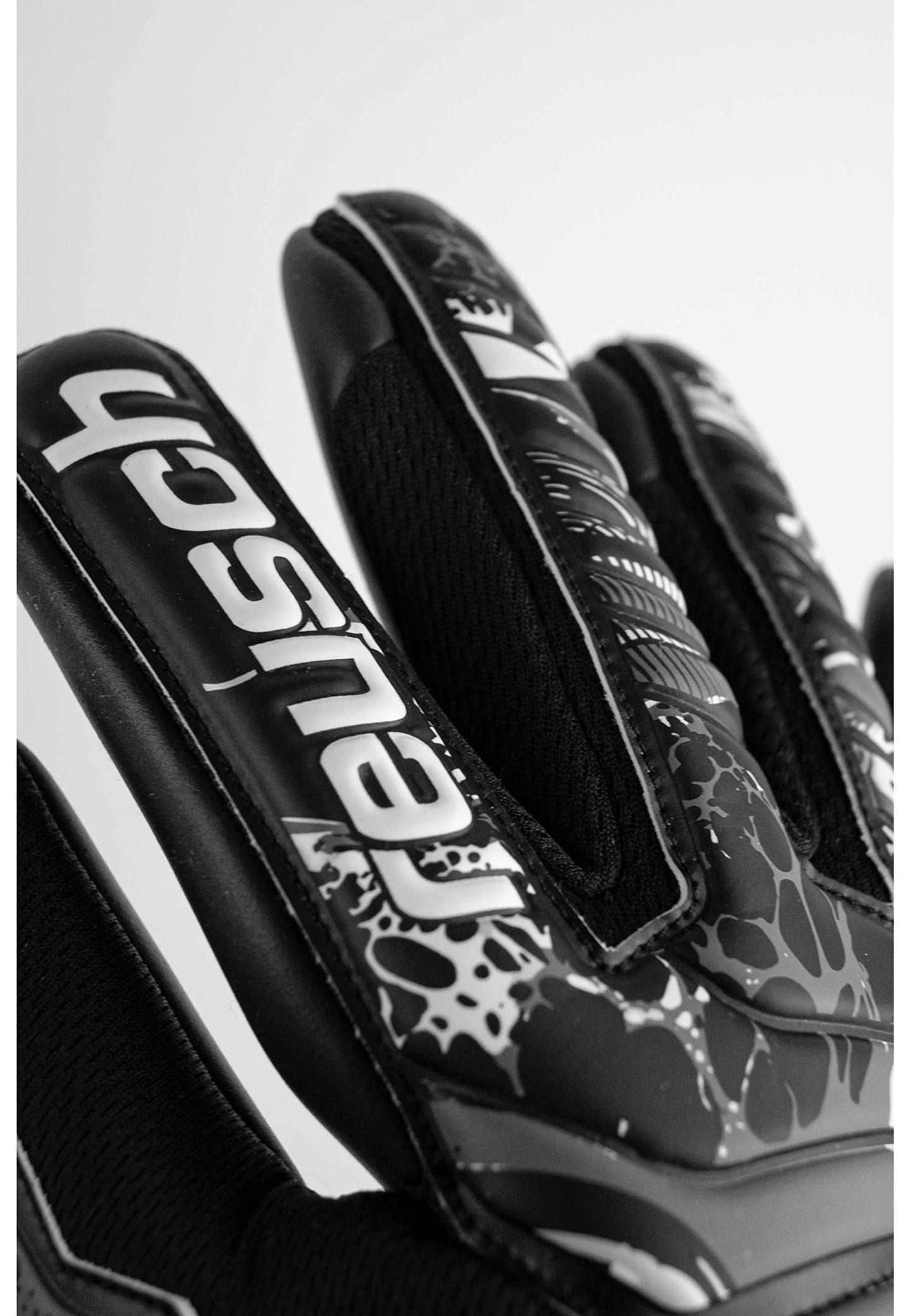 Reusch Guanti da portiere Attrakt Infinity con un'ottima presa e taglio interno gamba